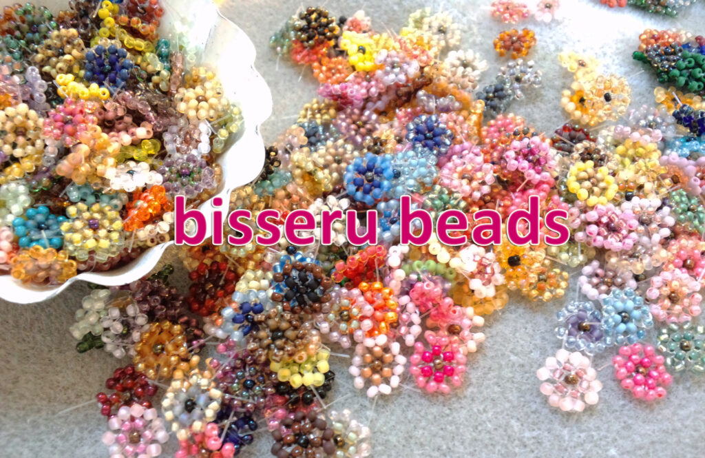 【RimO さま】antique beads ❀ お花の形 ビーズオーナメント RimO さま】antique beads ❀ お花の形 ビーズオーナメント